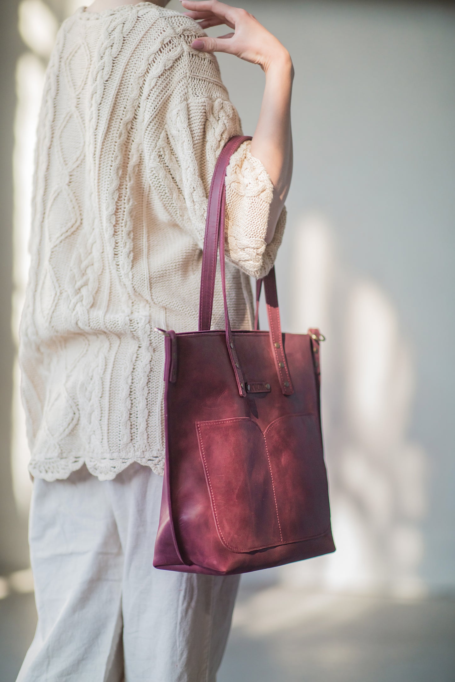 Handgefertigter praktischer Ledershopper mit verstellbarem Schulterriemen und Vordertaschen
