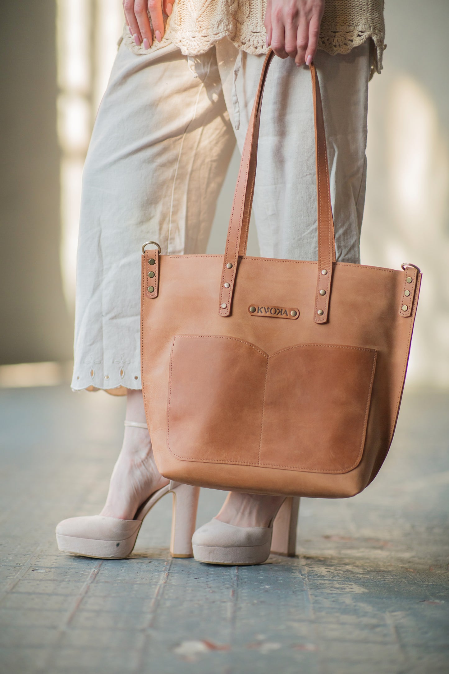 Handgefertigter praktischer Ledershopper mit verstellbarem Schulterriemen und Vordertaschen