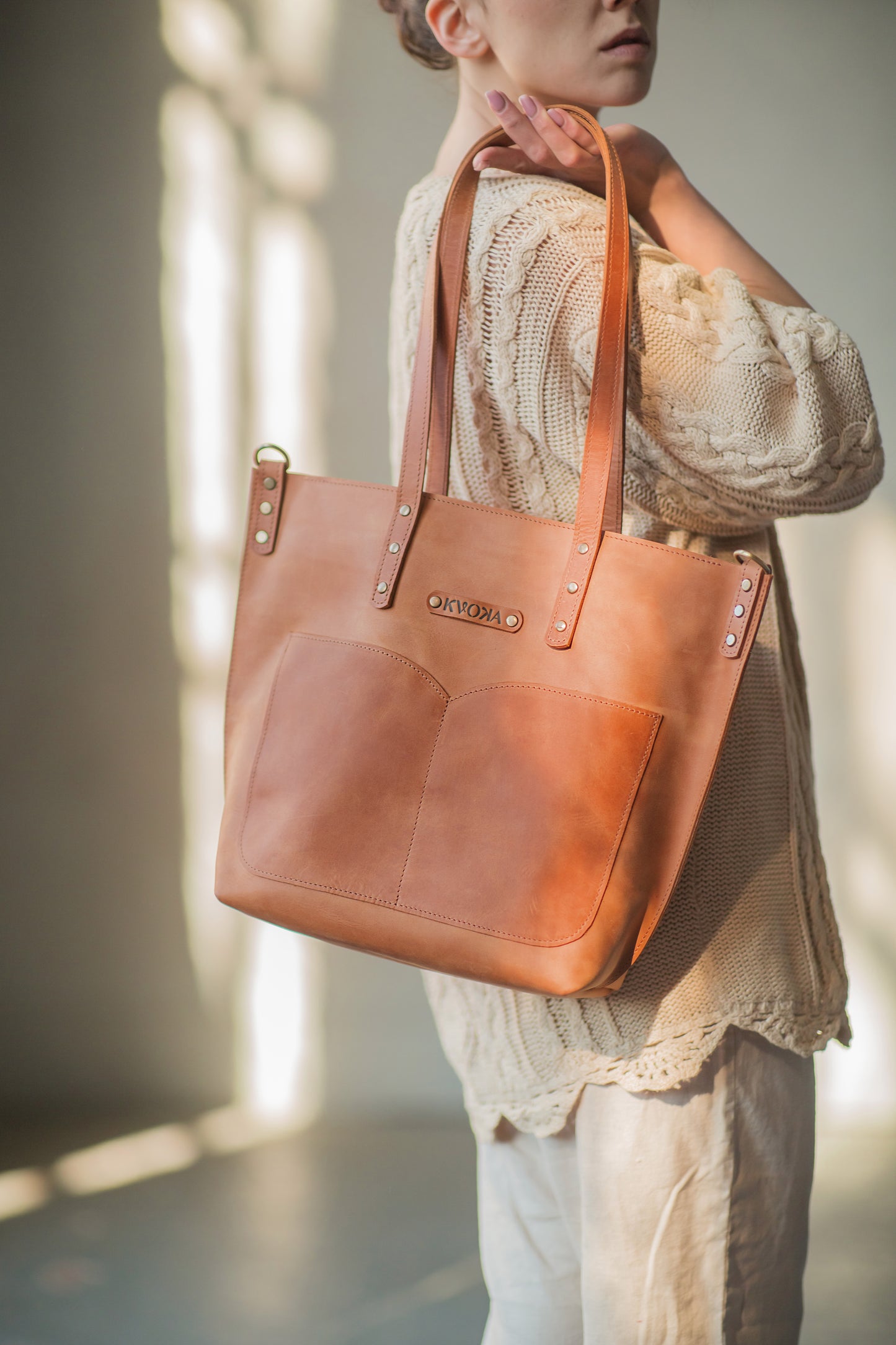 Handgefertigter praktischer Ledershopper mit verstellbarem Schulterriemen und Vordertaschen