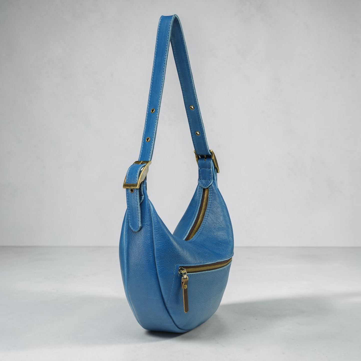 Halbmond Tasche für Damen aus Leder mit Reißverschluss und verstellbarem Riemen handgemacht