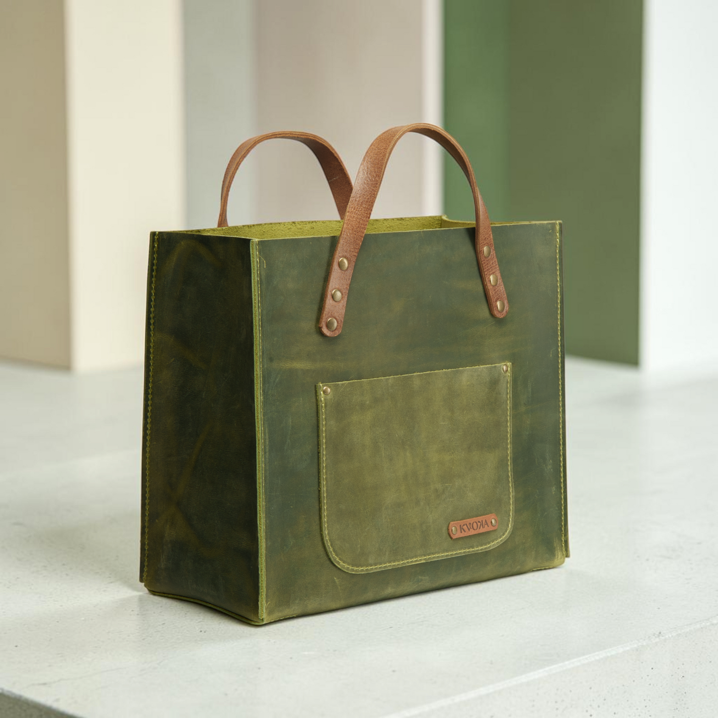 Handgefertigte Leder-Shopper Tasche mit Frontfach und klarer, architektonischer Form