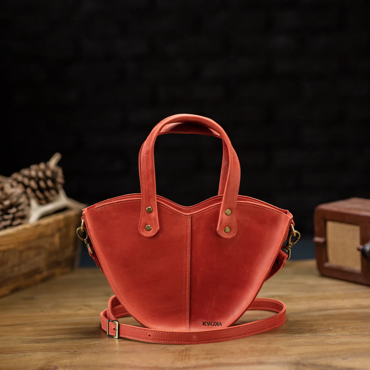 Handgefertigte Vintage-Leder-Herztasche. Echtes, dickes Leder.