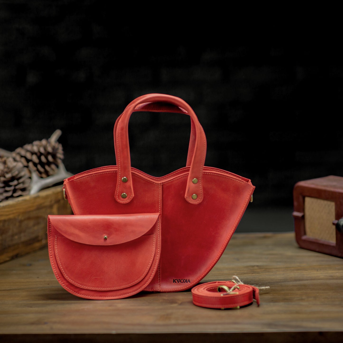 Handgefertigte Vintage-Leder-Herztasche. Echtes, dickes Leder.