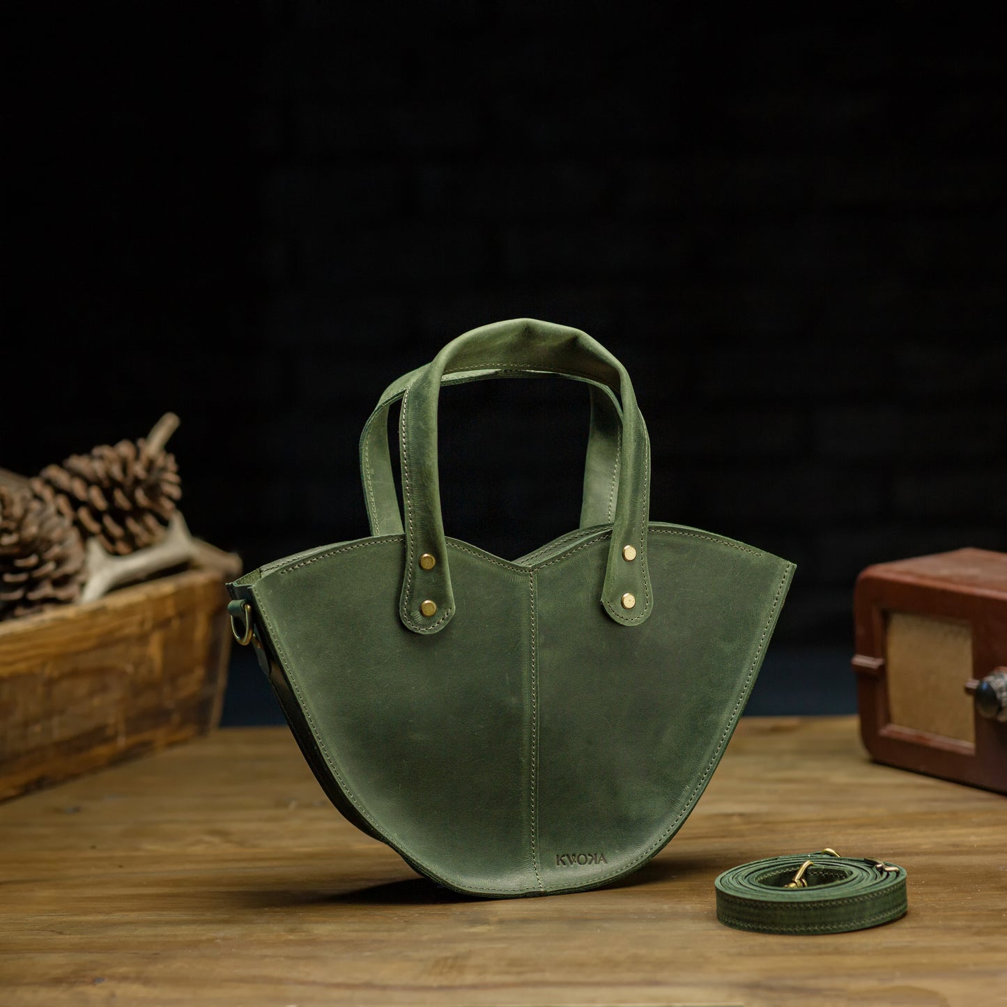 Handgefertigte Vintage-Leder-Herztasche. Echtes, dickes Leder.