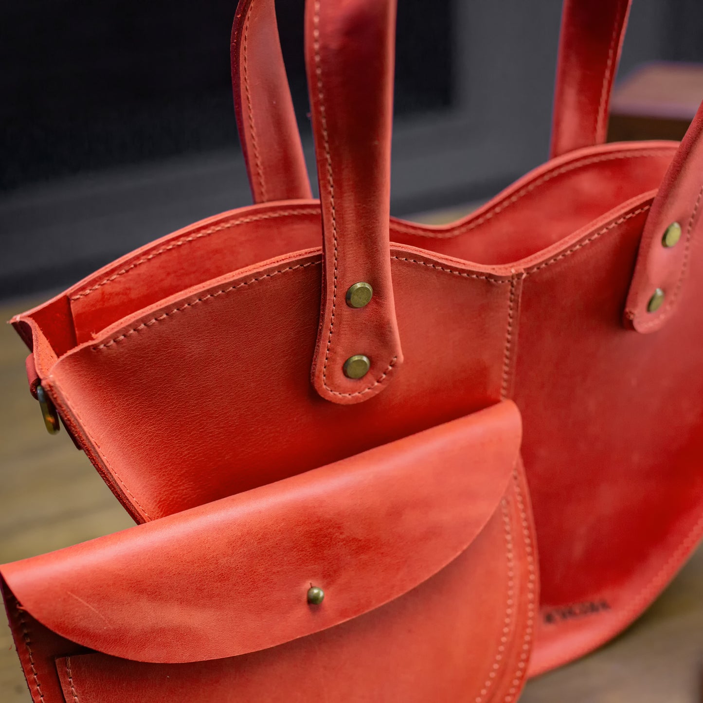 Handgefertigte Vintage-Leder-Herztasche. Echtes, dickes Leder.