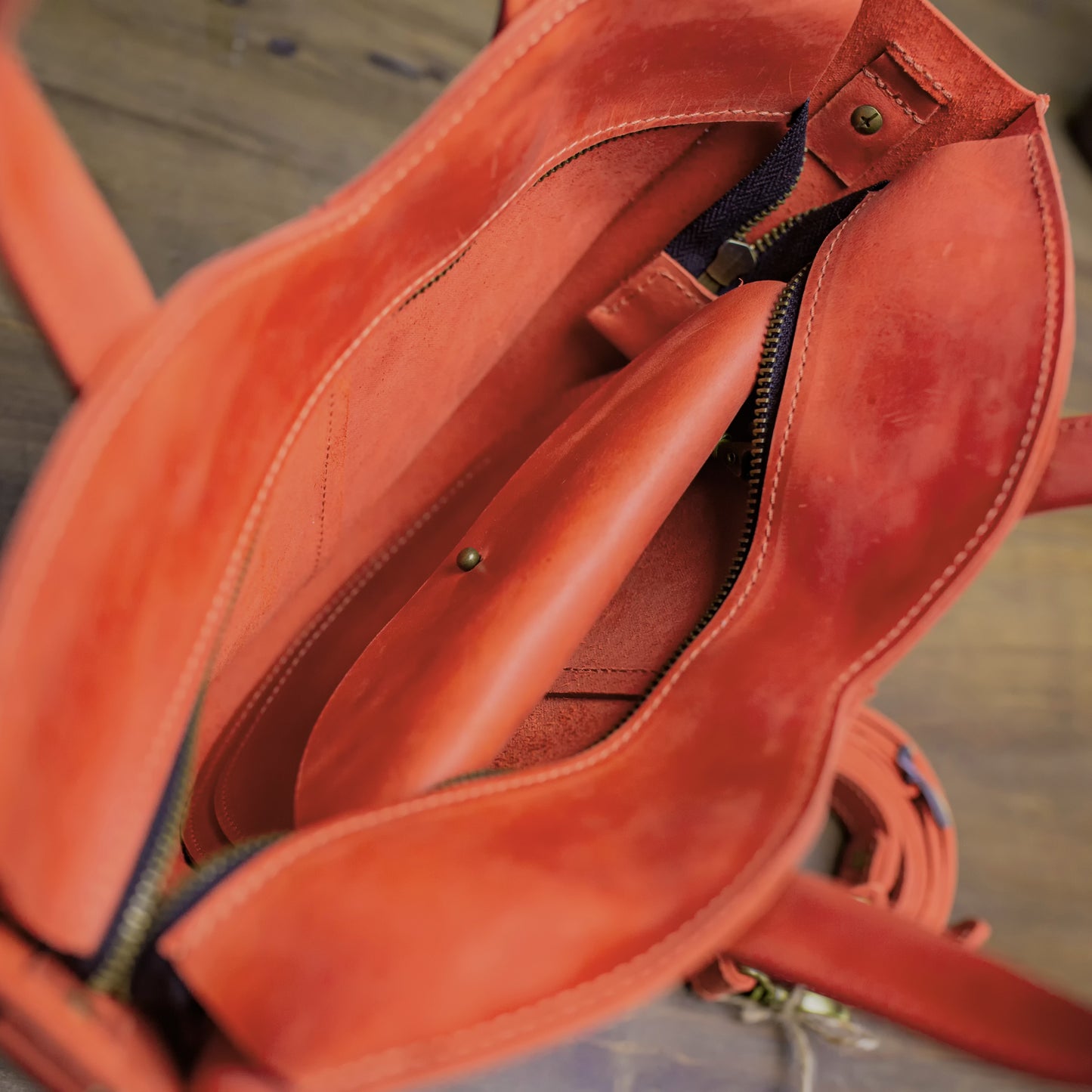 Handgefertigte Vintage-Leder-Herztasche. Echtes, dickes Leder.
