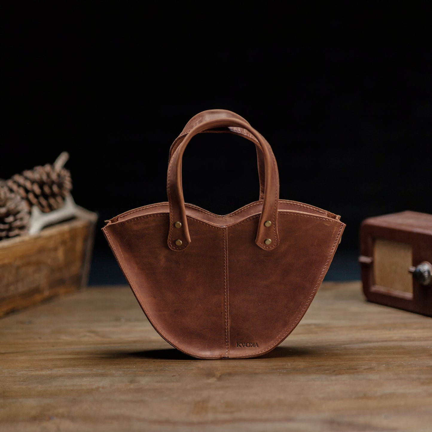 Handgefertigte Vintage-Leder-Herztasche. Echtes, dickes Leder.