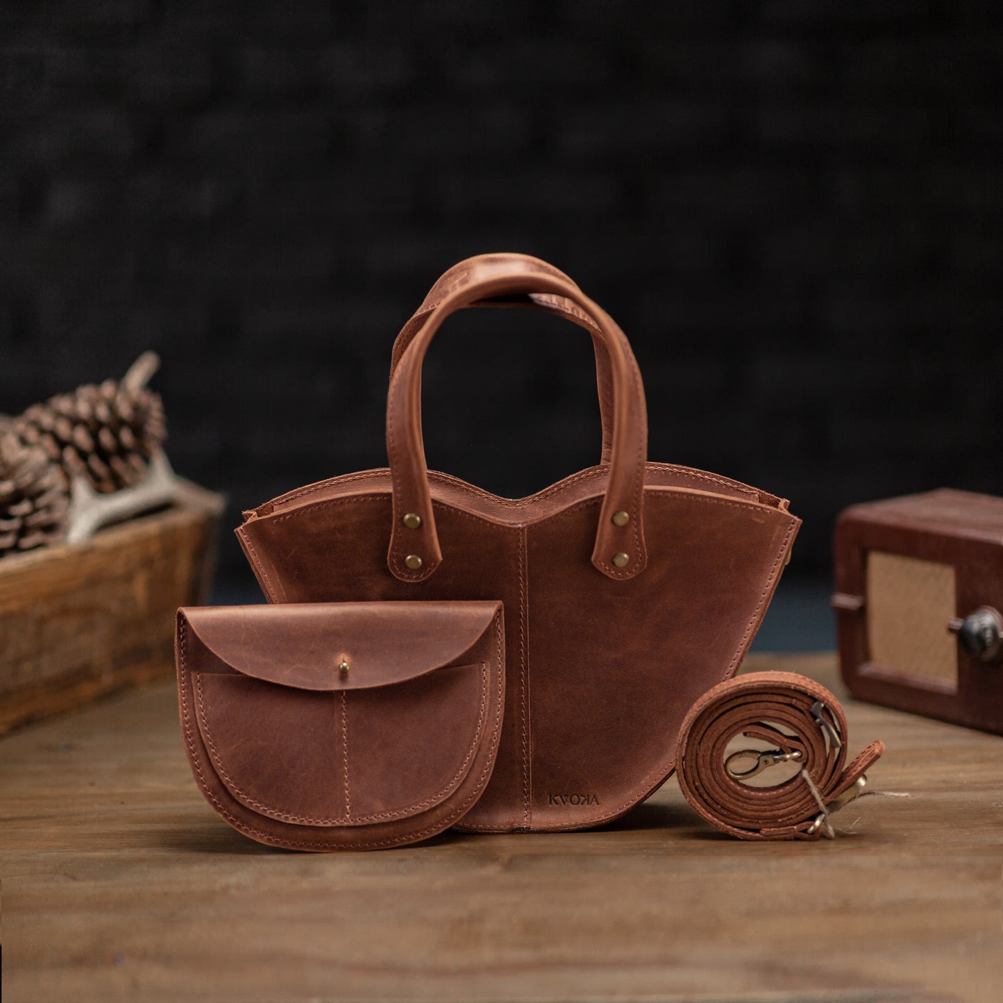 Handgefertigte Vintage-Leder-Herztasche. Echtes, dickes Leder.