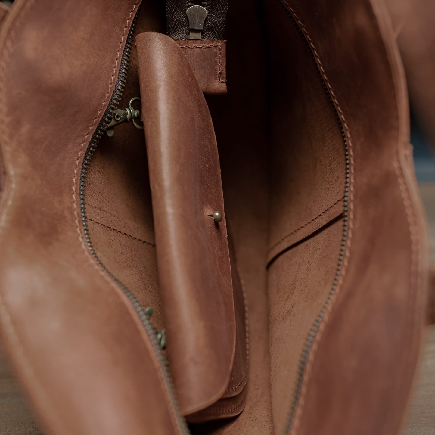 Handgefertigte Vintage-Leder-Herztasche. Echtes, dickes Leder.