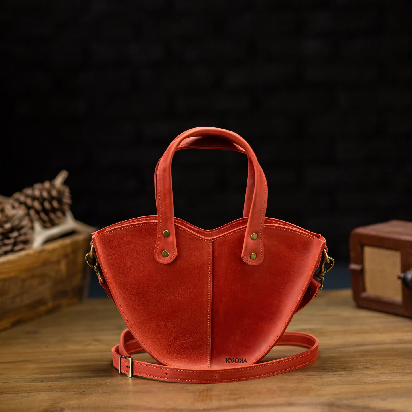 Handgefertigte Vintage-Leder-Herztasche. Echtes, dickes Leder.