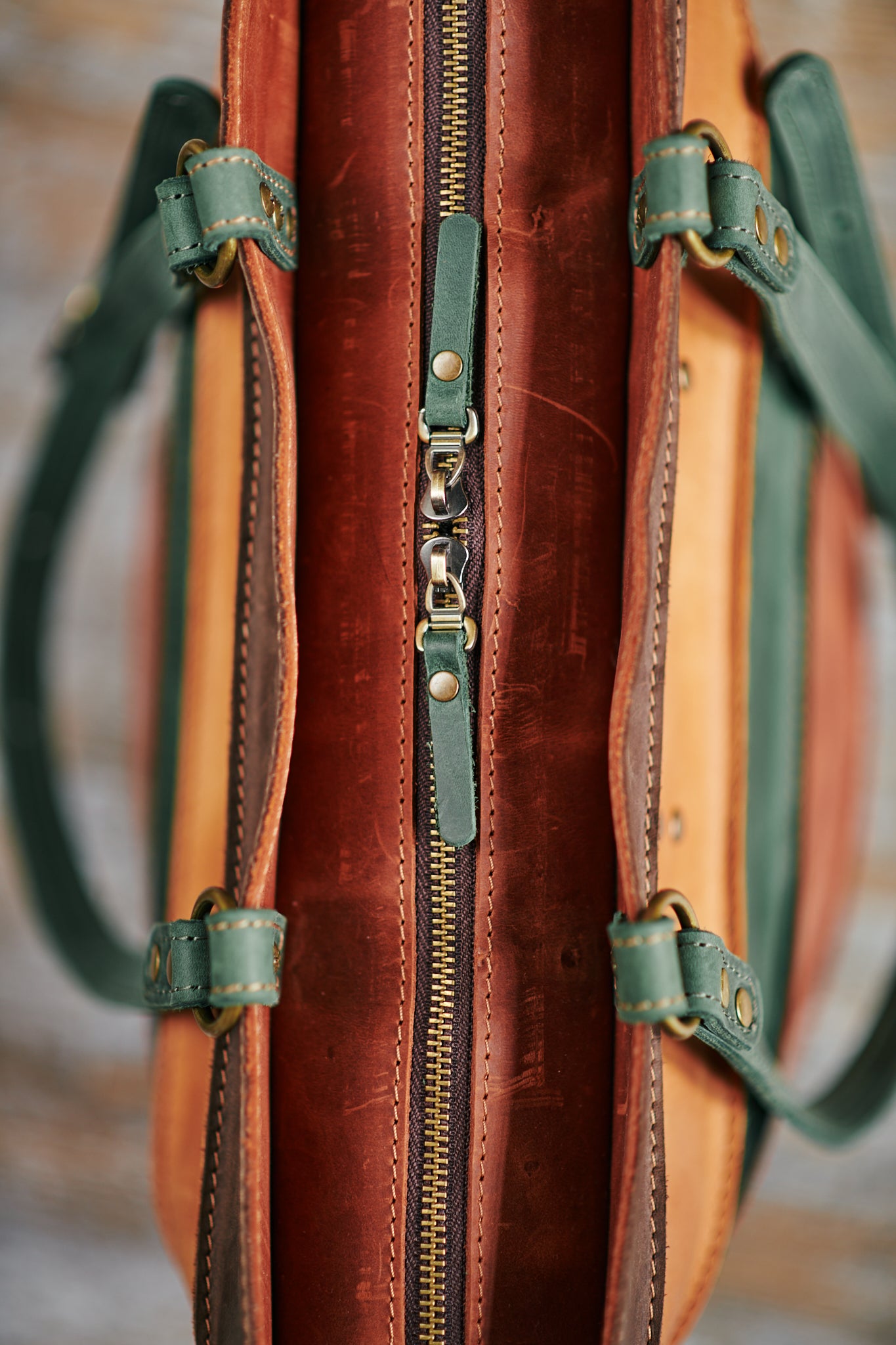 _Große und stilvolle handgefertigte Ledertasche