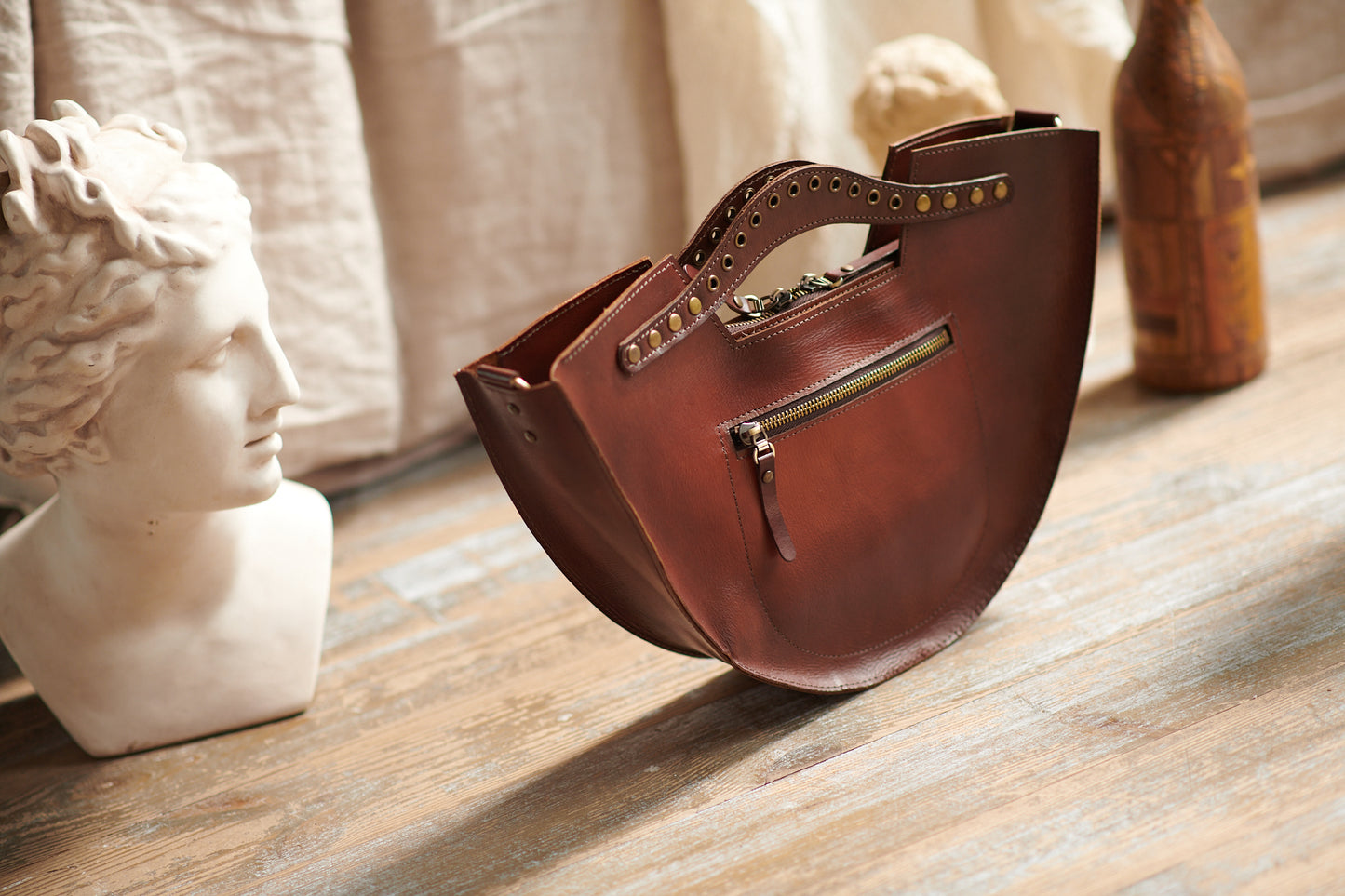 Einzigartige handgefertigte Tasche im Folk-Stil aus naturbelassenem Leder