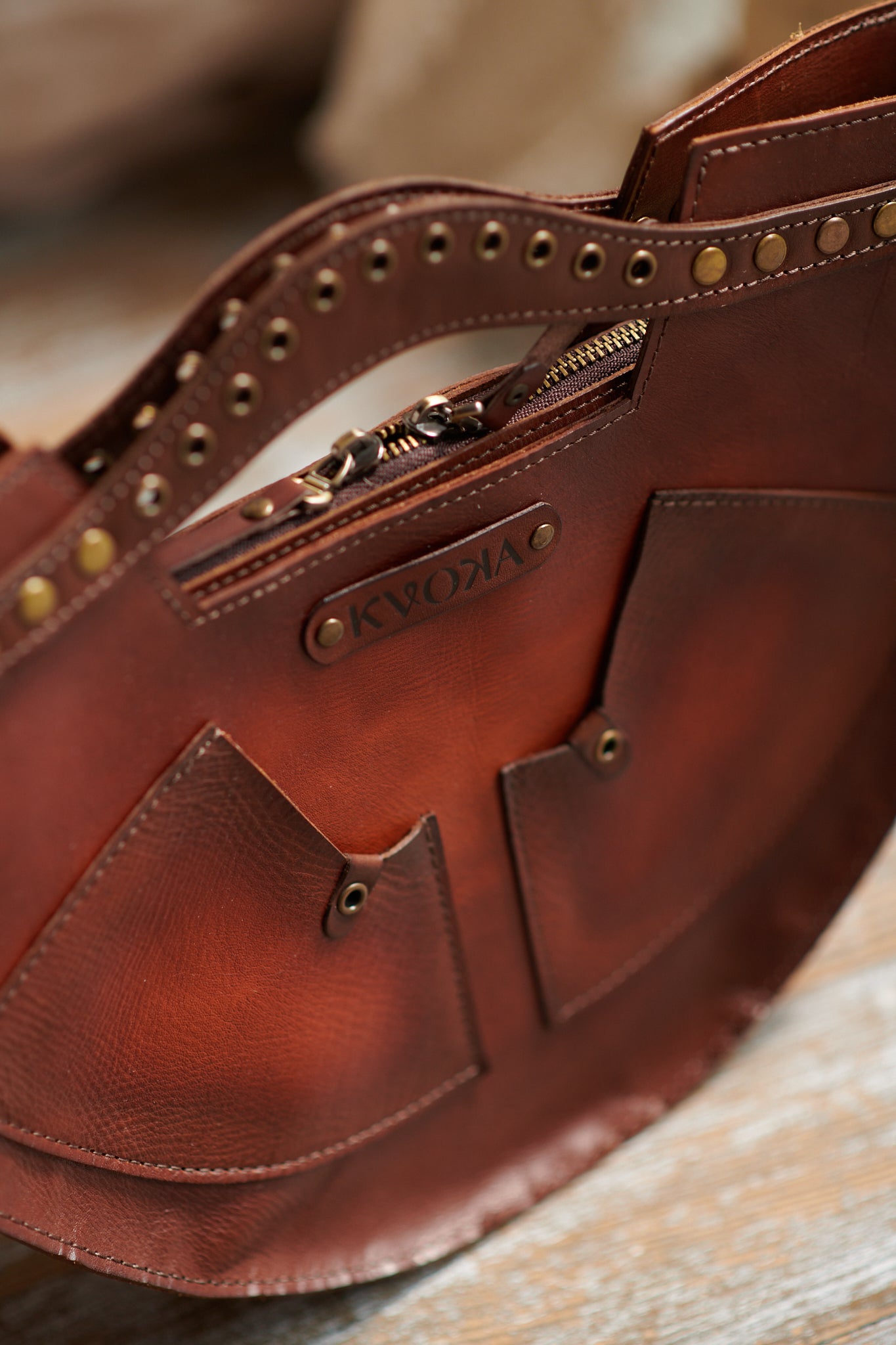 Einzigartige handgefertigte Tasche im Folk-Stil aus naturbelassenem Leder