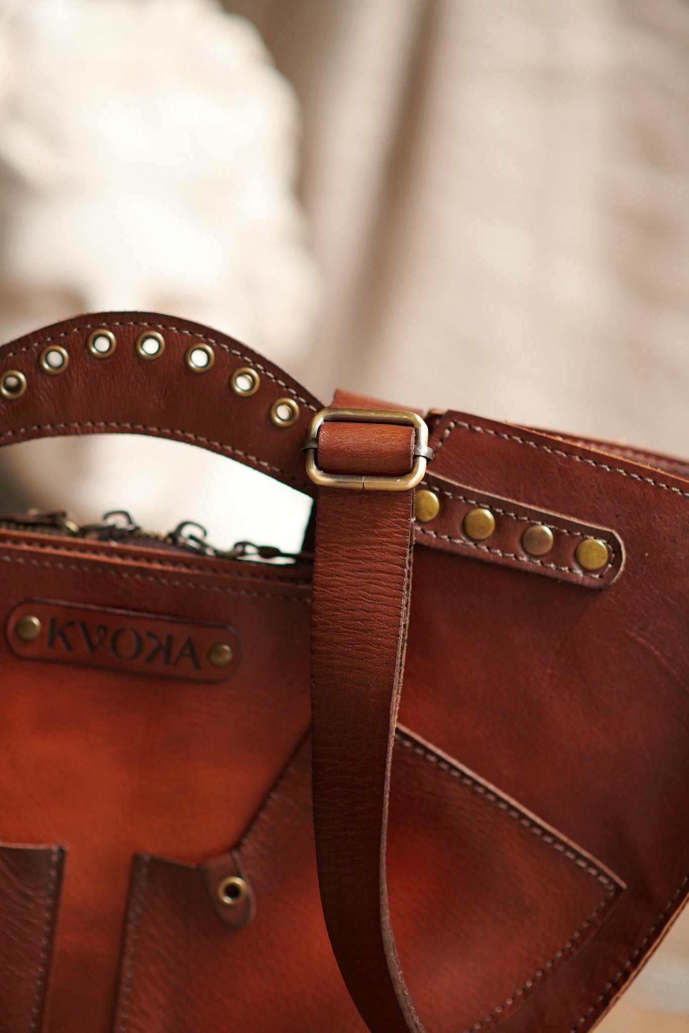 Einzigartige handgefertigte Tasche im Folk-Stil aus naturbelassenem Leder