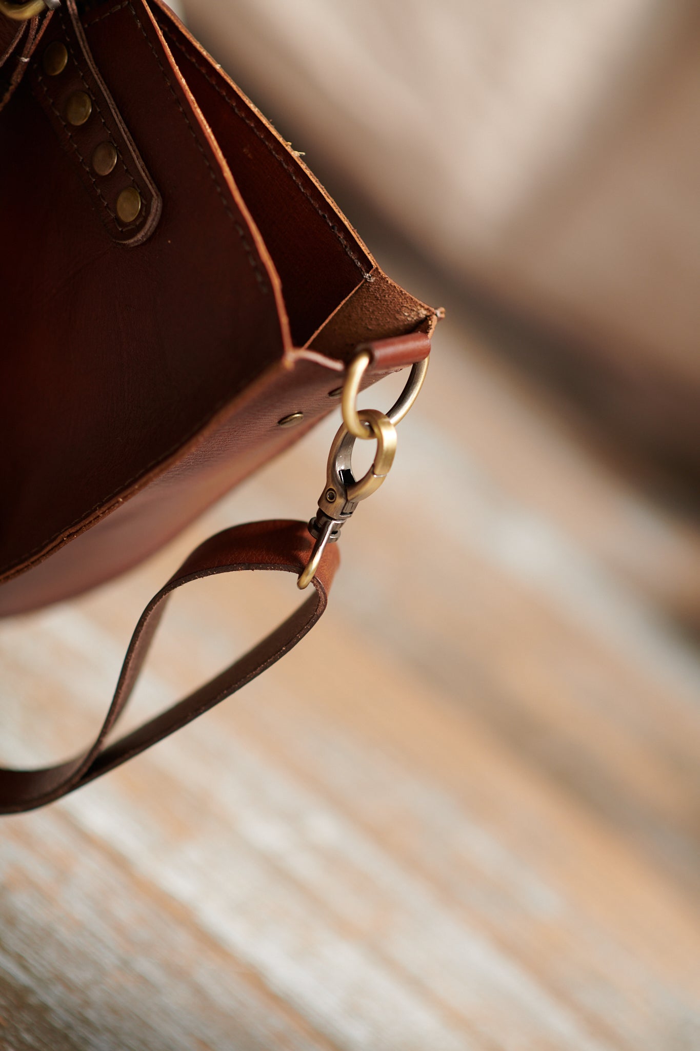 Einzigartige handgefertigte Tasche im Folk-Stil aus naturbelassenem Leder