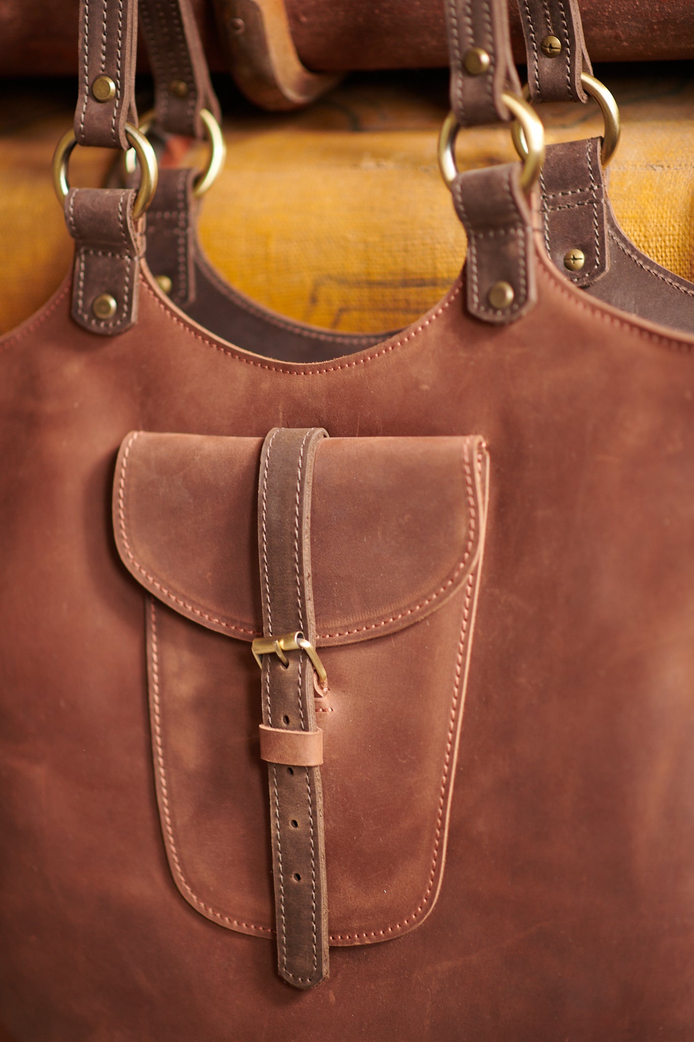 Handgefertigter Leder-Shopper mit einzigartiger Form