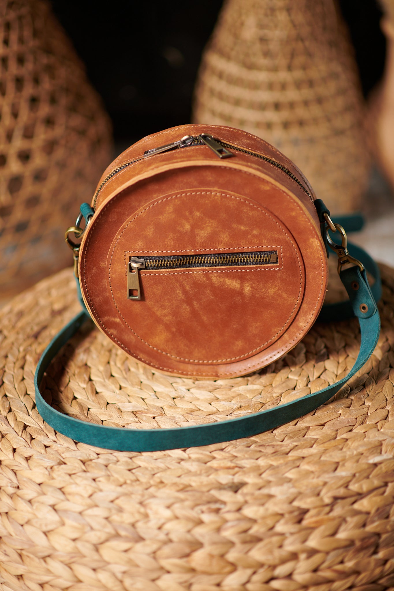 Runde Handtasche aus Leder, unkonventionelles Design, deutsche Herstellung.