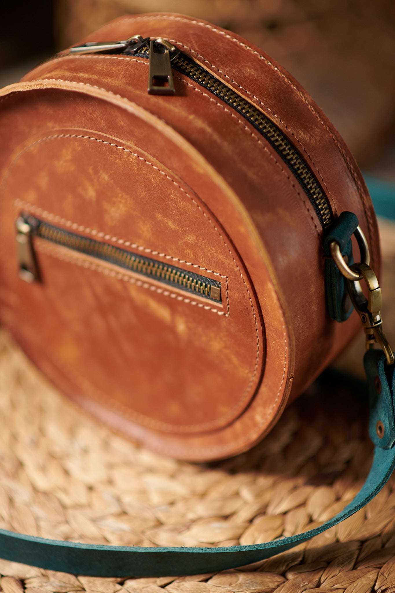 Runde Handtasche aus Leder, unkonventionelles Design, deutsche Herstellung.