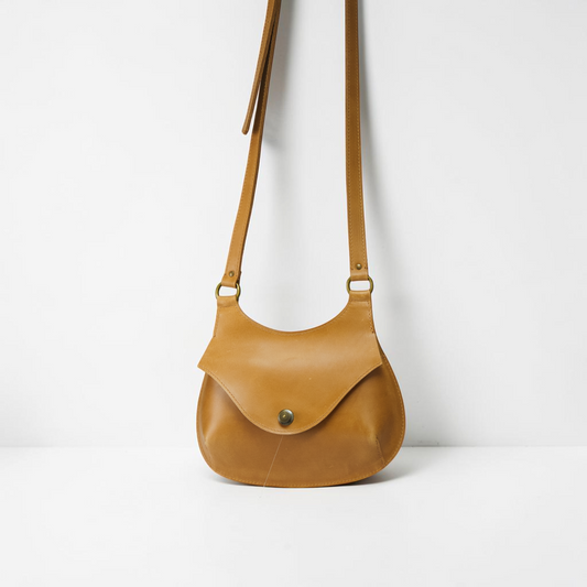 Kleine Ledertasche für Damen mit Überschlag und verstellbarem Riemen handgemacht
