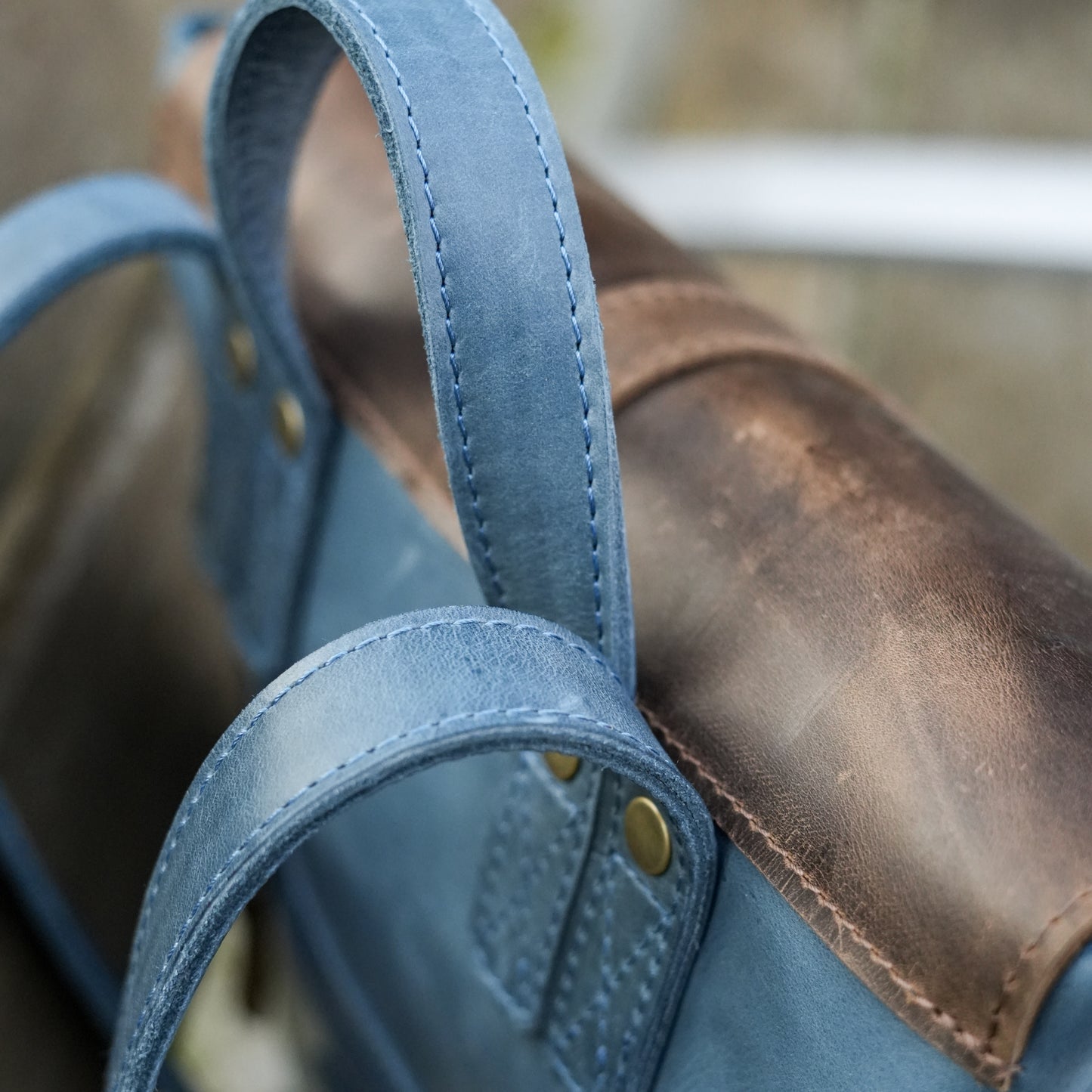 Lederrucksack handgemacht mit Überschlag und Frontfach als Cityrucksack