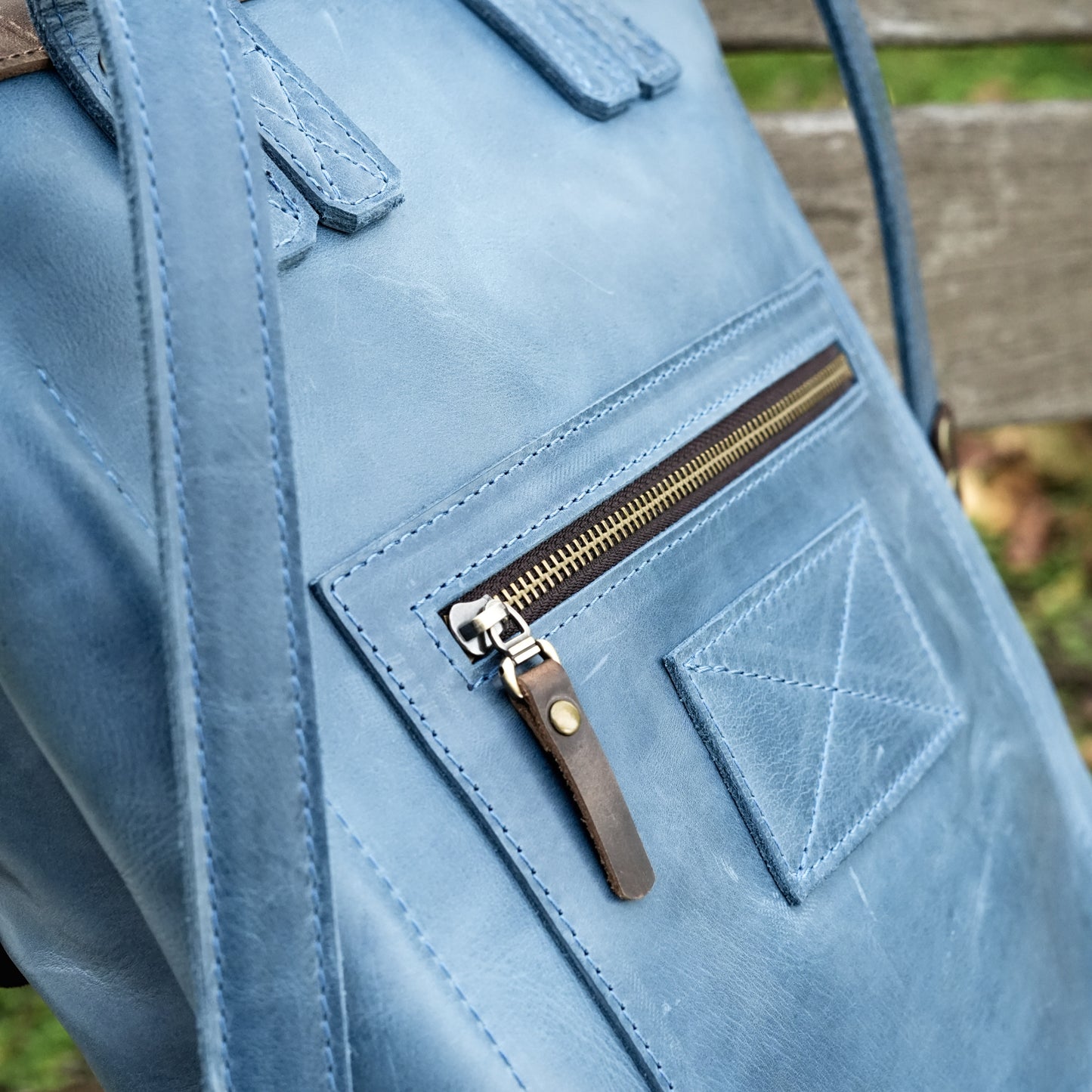 Lederrucksack handgemacht mit Überschlag und Frontfach als Cityrucksack