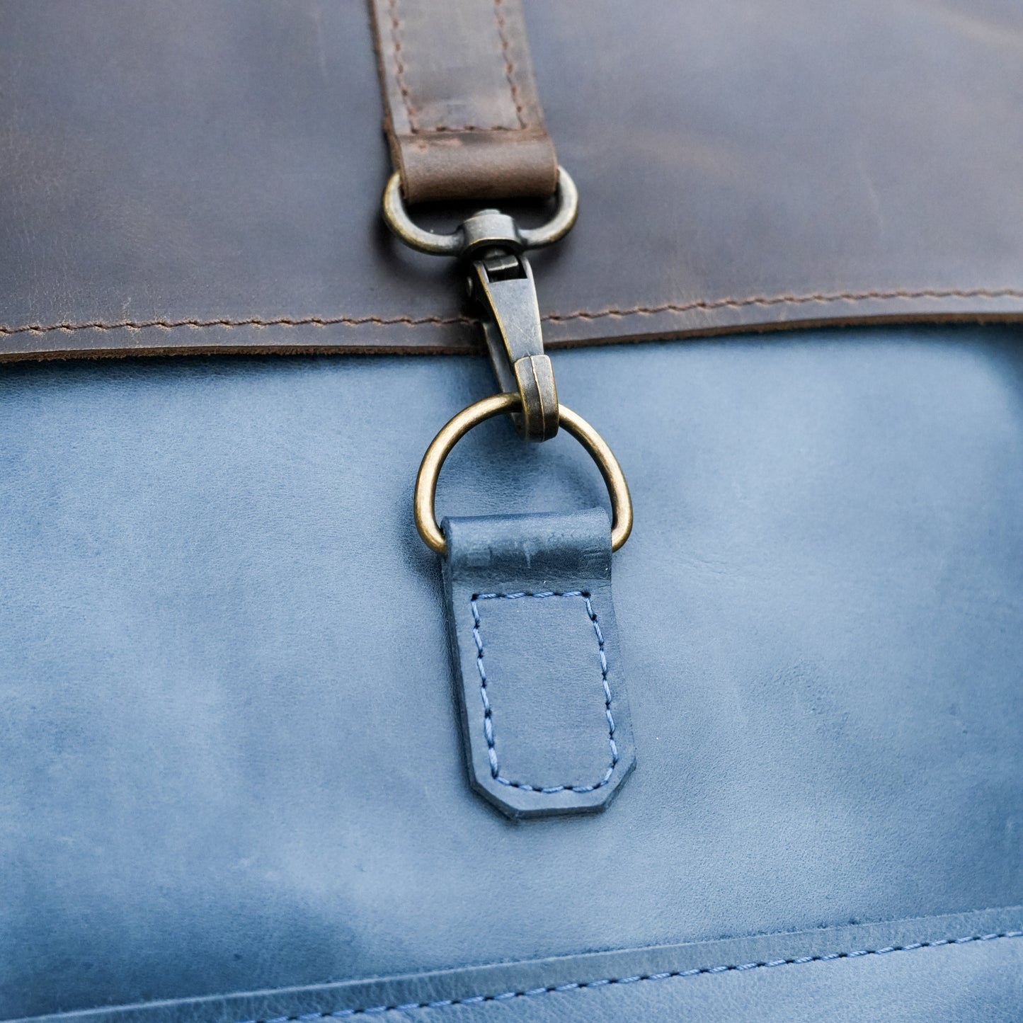 Lederrucksack handgemacht mit Überschlag und Frontfach als Cityrucksack
