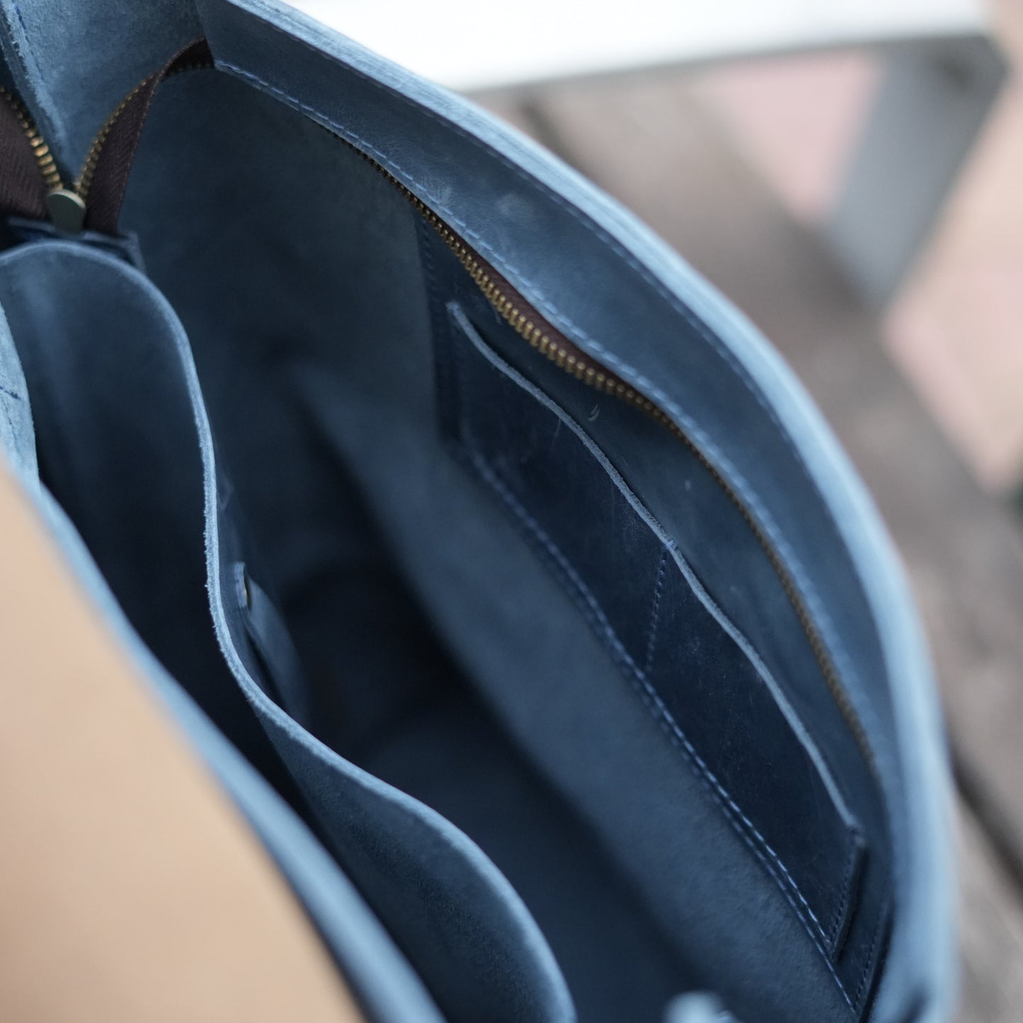 Lederrucksack handgemacht mit Überschlag und Frontfach als Cityrucksack