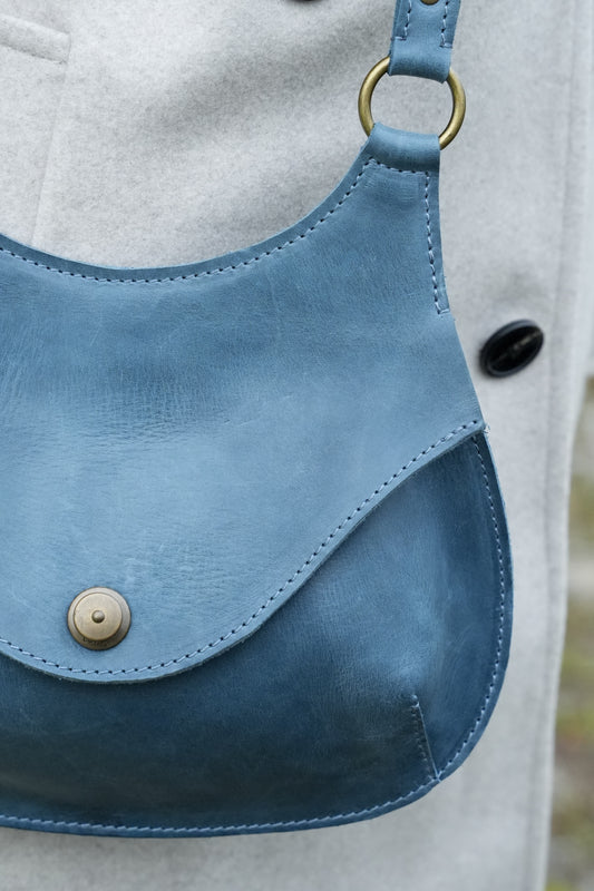 Kleine Ledertasche für Damen mit Überschlag und verstellbarem Riemen handgemacht