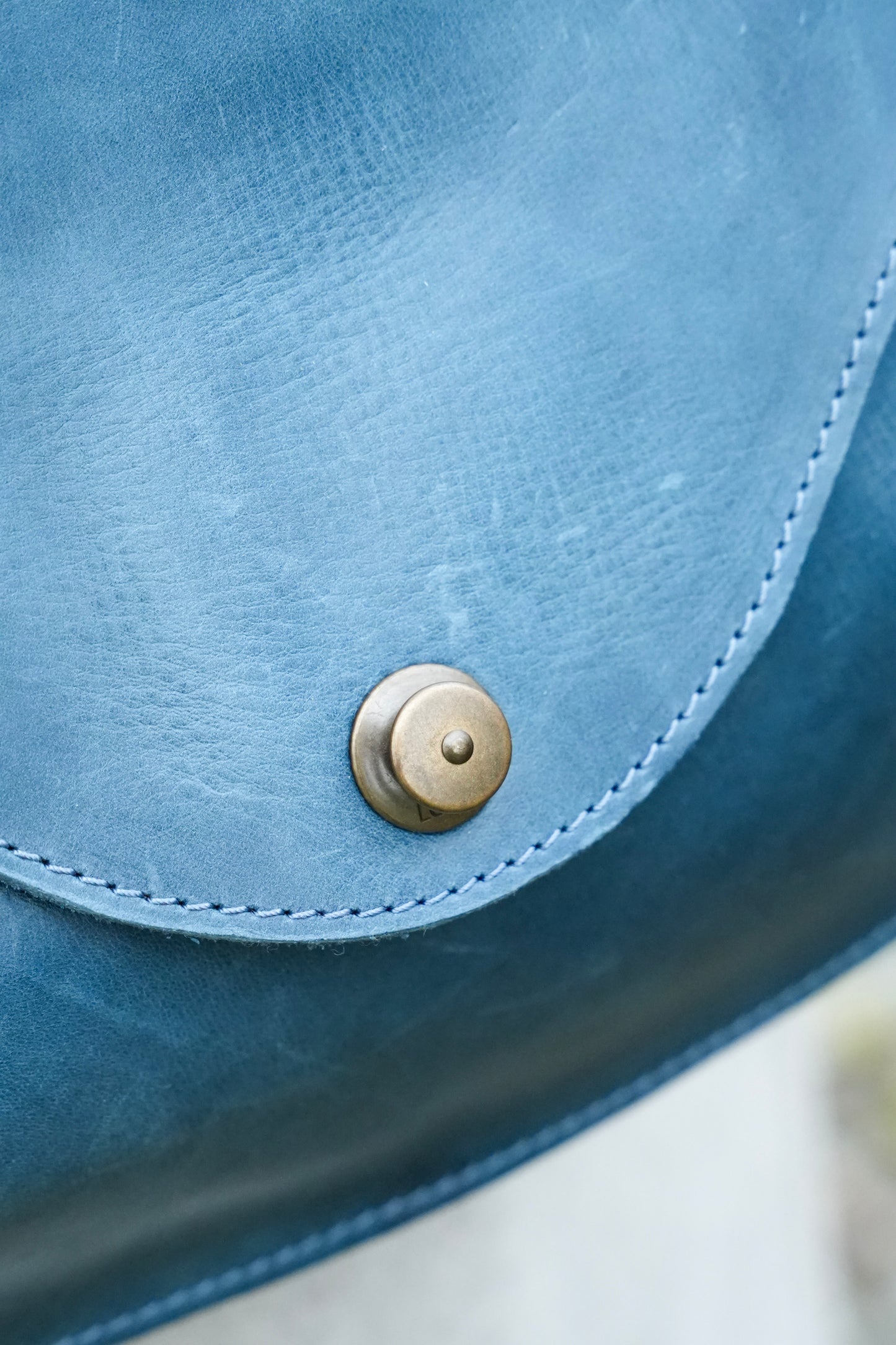 Kleine Ledertasche für Damen mit Überschlag und verstellbarem Riemen handgemacht