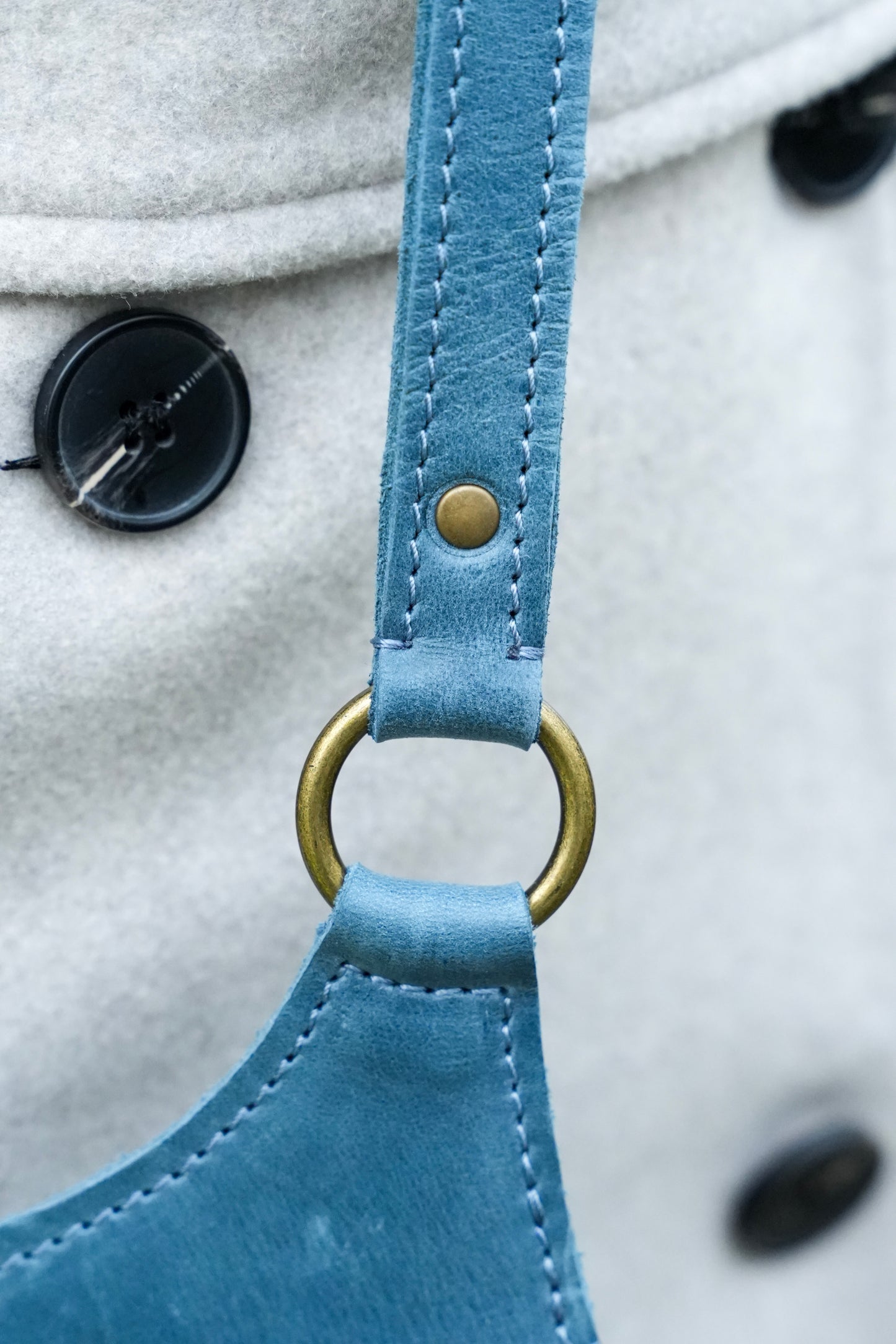 Kleine Ledertasche für Damen mit Überschlag und verstellbarem Riemen handgemacht