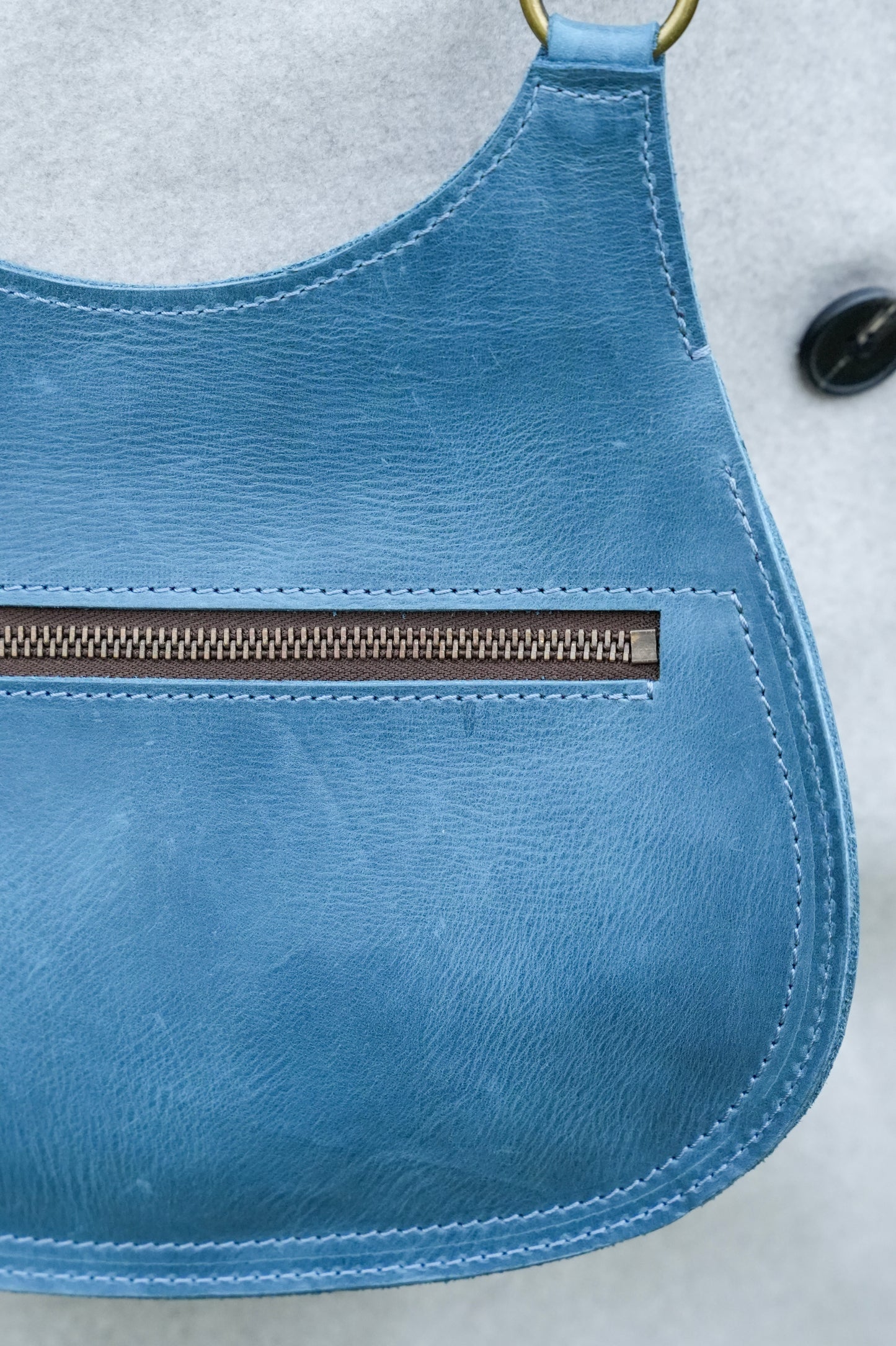 Kleine Ledertasche für Damen mit Überschlag und verstellbarem Riemen handgemacht