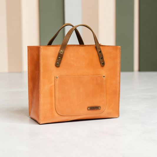 Handgefertigte Leder-Shopper Tasche mit Frontfach und klarer, architektonischer Form