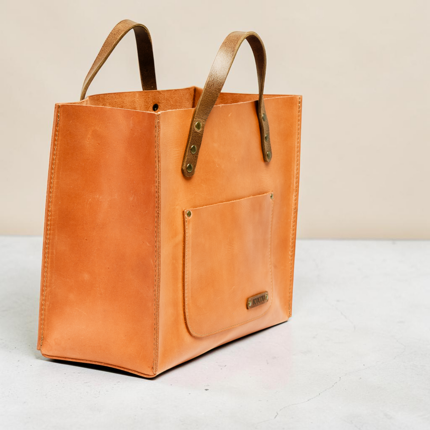 Handgefertigte Leder-Shopper Tasche mit Frontfach und klarer, architektonischer Form