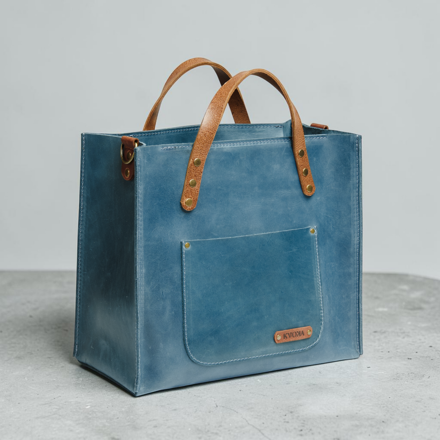 Handgefertigte Leder-Shopper Tasche mit Frontfach und klarer, architektonischer Form