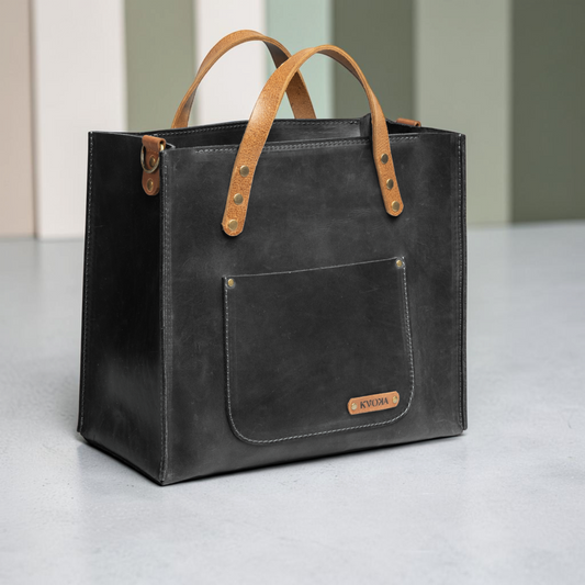 Handgefertigte Leder-Shopper Tasche mit Frontfach und klarer, architektonischer Form