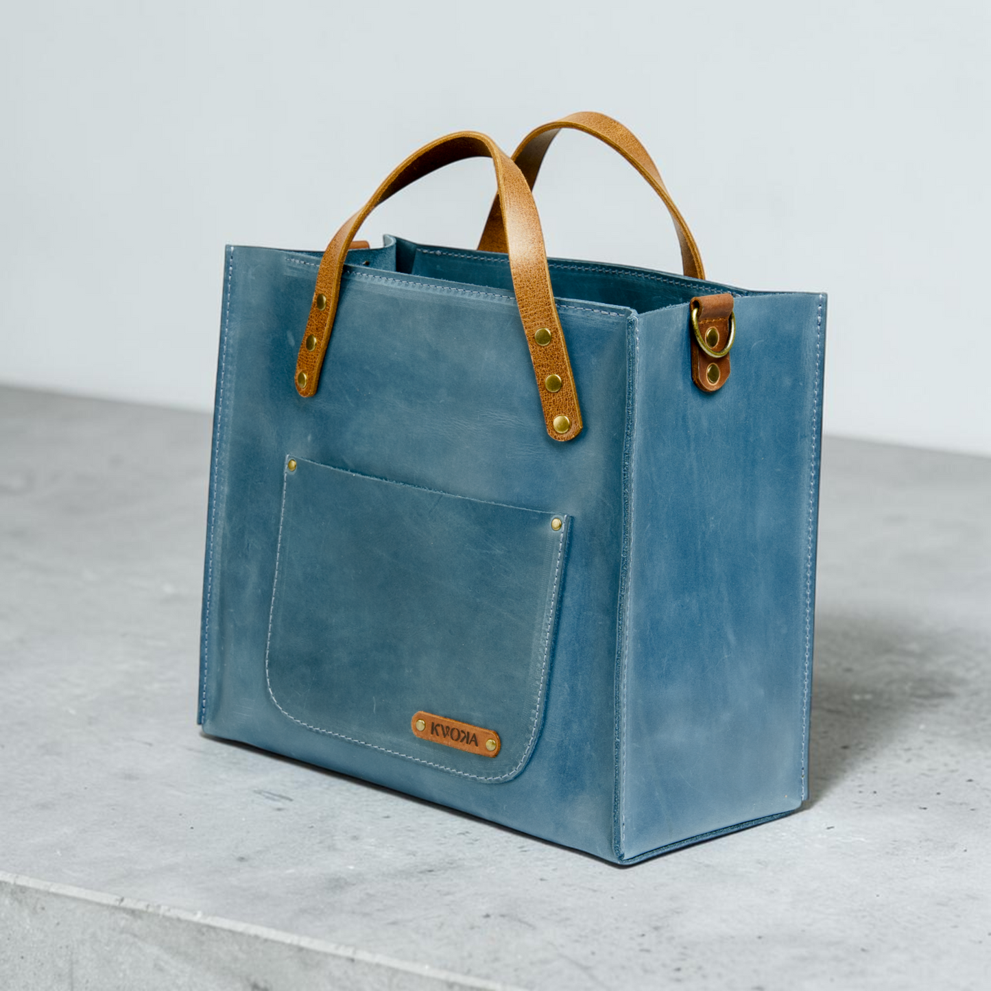 Handgefertigte Leder-Shopper Tasche mit Frontfach und klarer, architektonischer Form