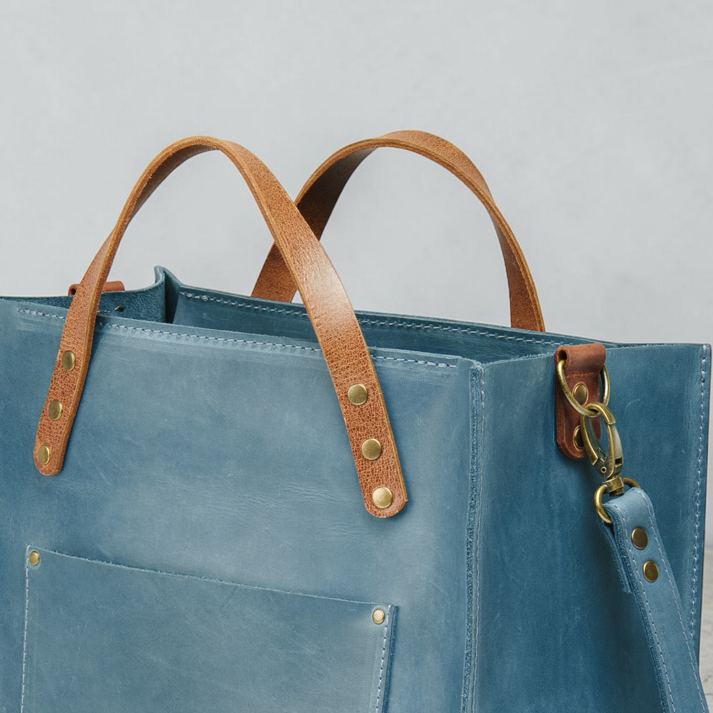 Handgefertigte Leder-Shopper Tasche mit Frontfach und klarer, architektonischer Form
