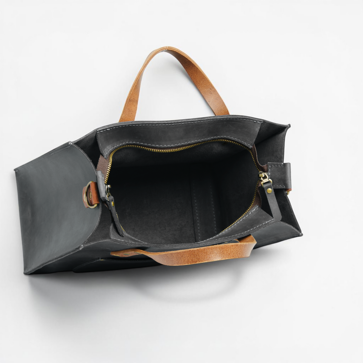 Handgefertigte Leder-Shopper Tasche mit Frontfach und klarer, architektonischer Form