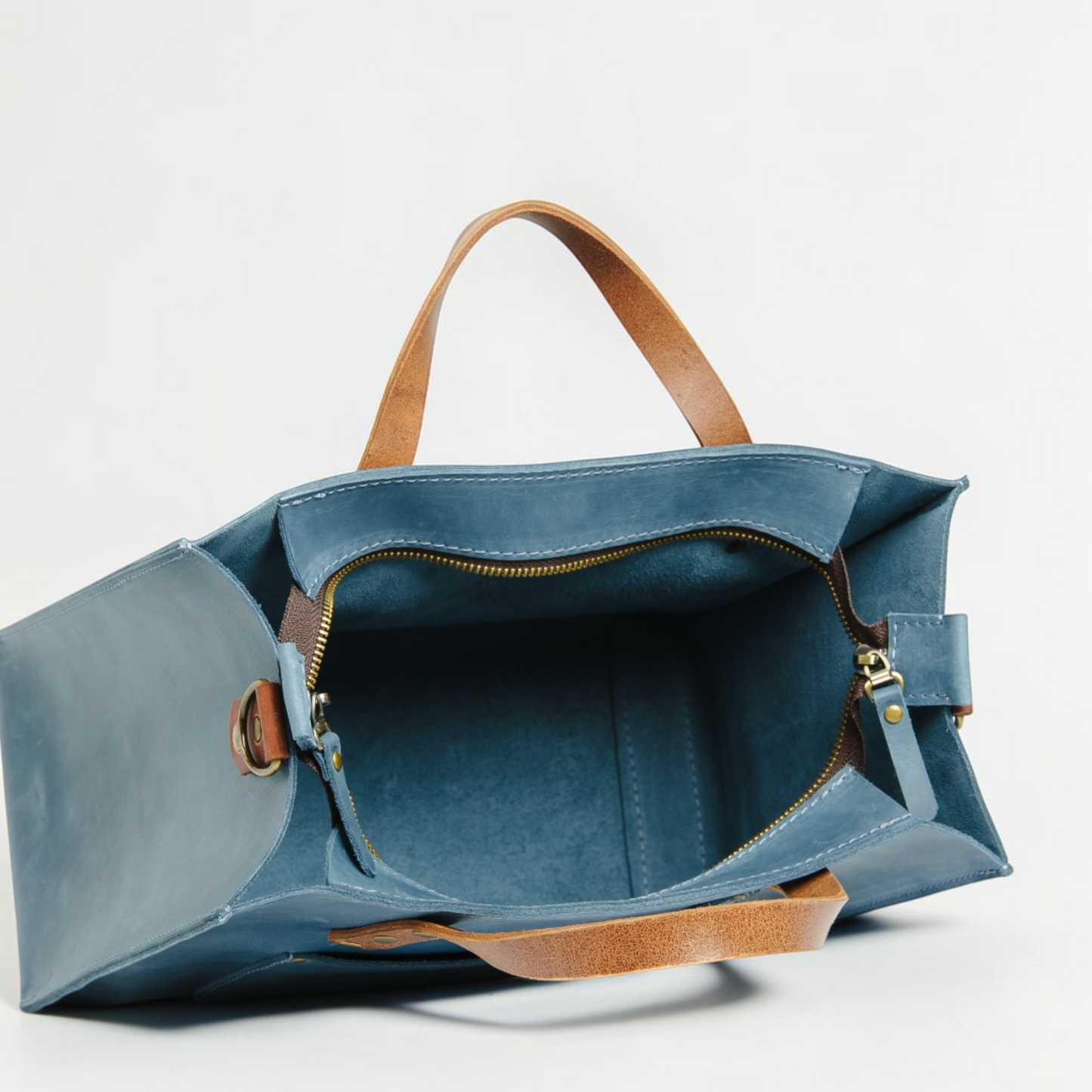 Handgefertigte Leder-Shopper Tasche mit Frontfach und klarer, architektonischer Form