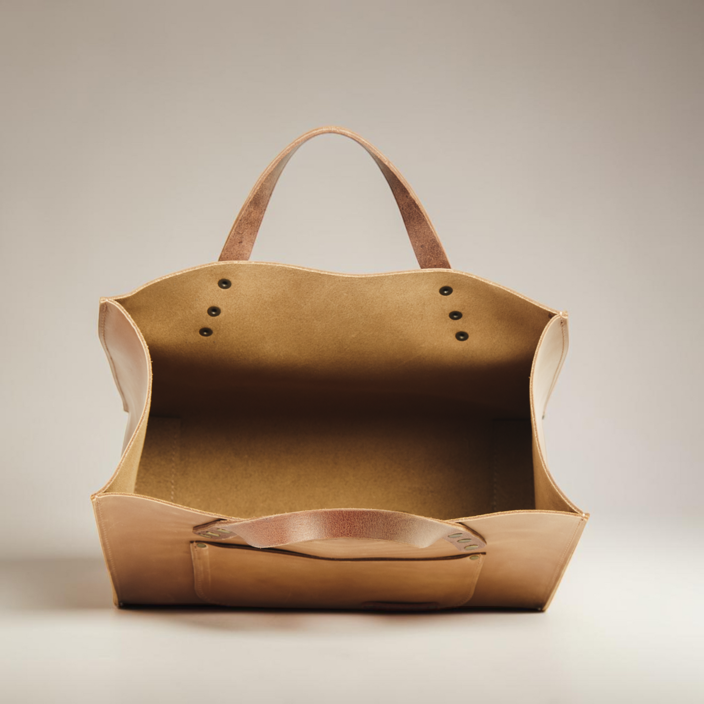 Handgefertigte Leder-Shopper Tasche mit Frontfach und klarer, architektonischer Form