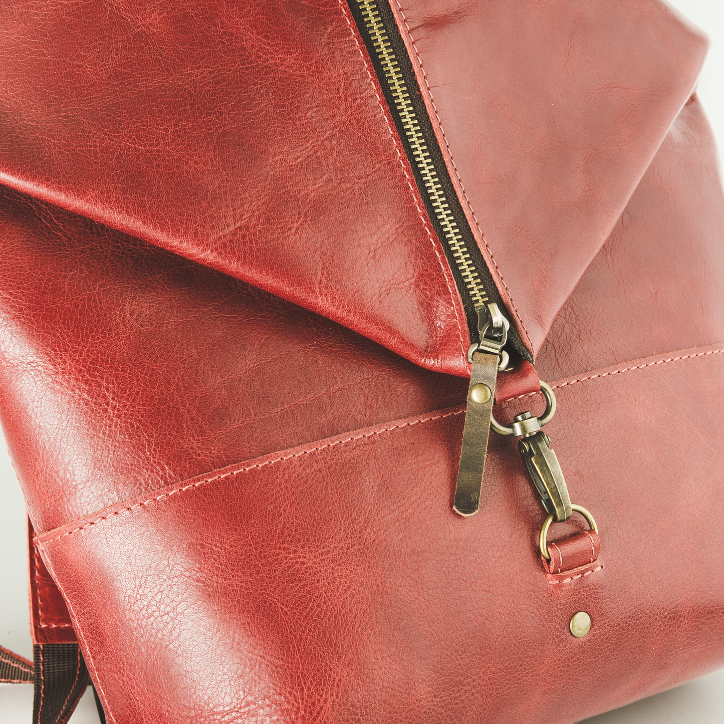 Damenrucksack aus Leder mit Reißverschluss, Außentasche und Tragegriff handgemacht
