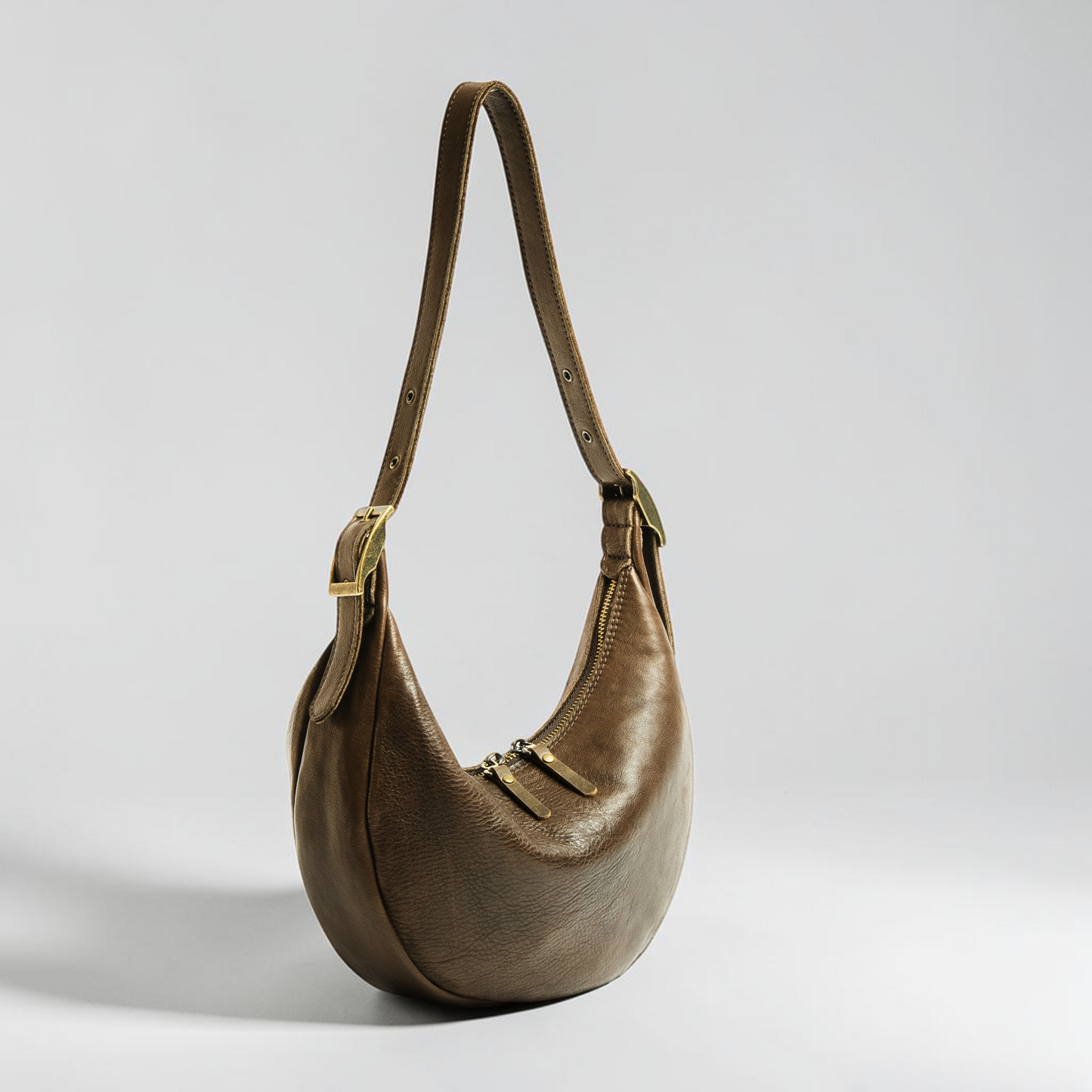 Halbmond Tasche für Damen aus Leder mit Reißverschluss und verstellbarem Riemen handgemacht