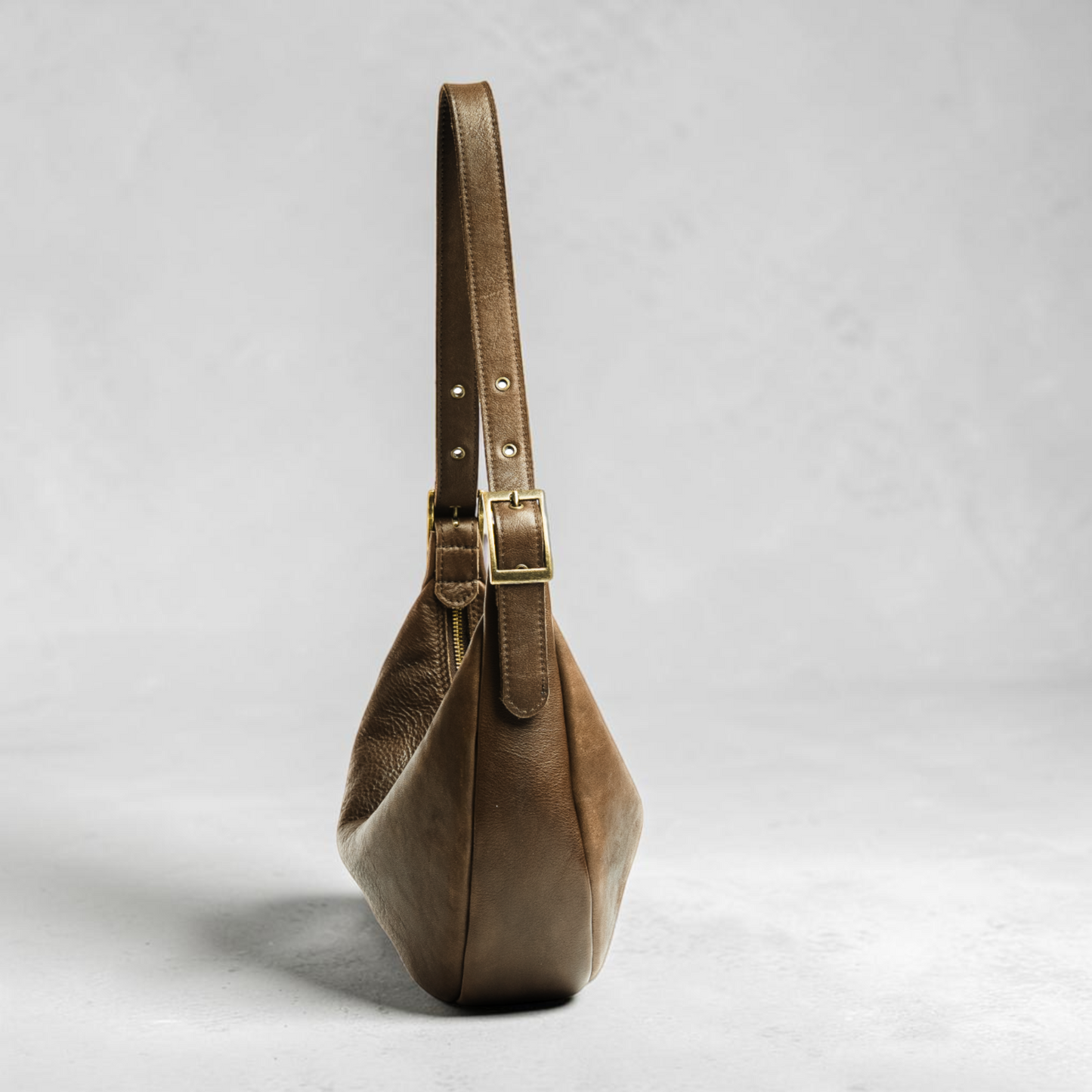 Halbmond Tasche für Damen aus Leder mit Reißverschluss und verstellbarem Riemen handgemacht