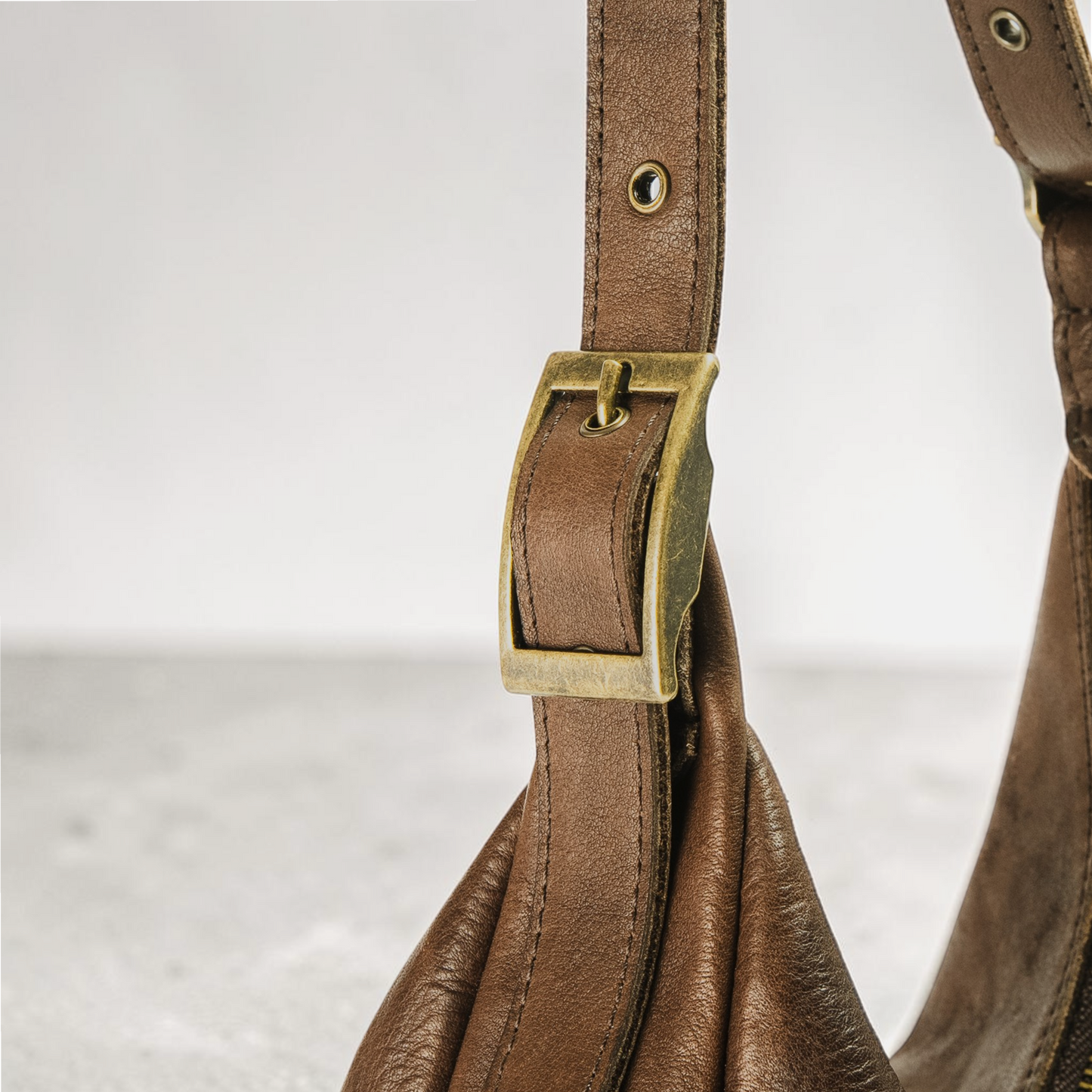 Halbmond Tasche für Damen aus Leder mit Reißverschluss und verstellbarem Riemen handgemacht