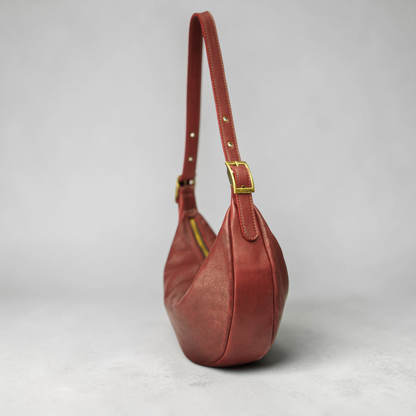 Halbmond Tasche für Damen aus Leder mit Reißverschluss und verstellbarem Riemen handgemacht