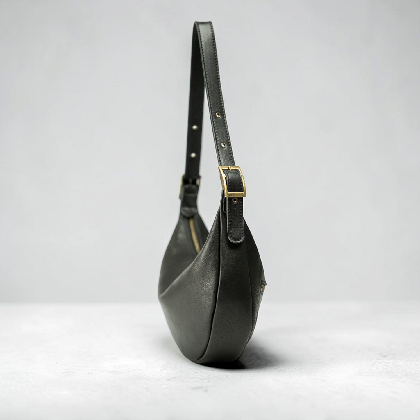 Halbmond Tasche für Damen aus Leder mit Reißverschluss und verstellbarem Riemen handgemacht