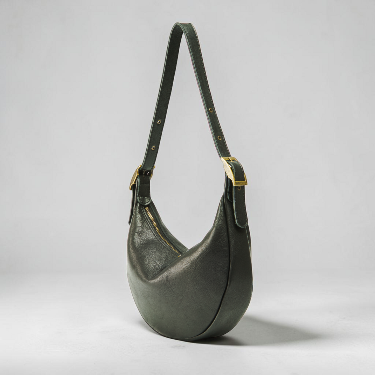 Halbmond Tasche für Damen aus Leder mit Reißverschluss und verstellbarem Riemen handgemacht