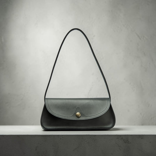 Baguette Tasche für Damen aus Leder mit Überschlag – handgemacht