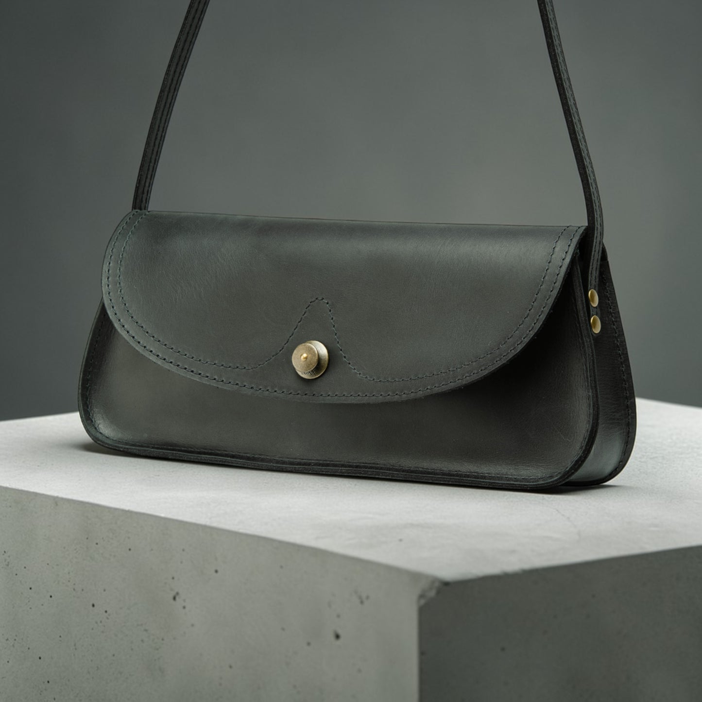 Baguette Tasche für Damen aus Leder mit Überschlag – handgemacht