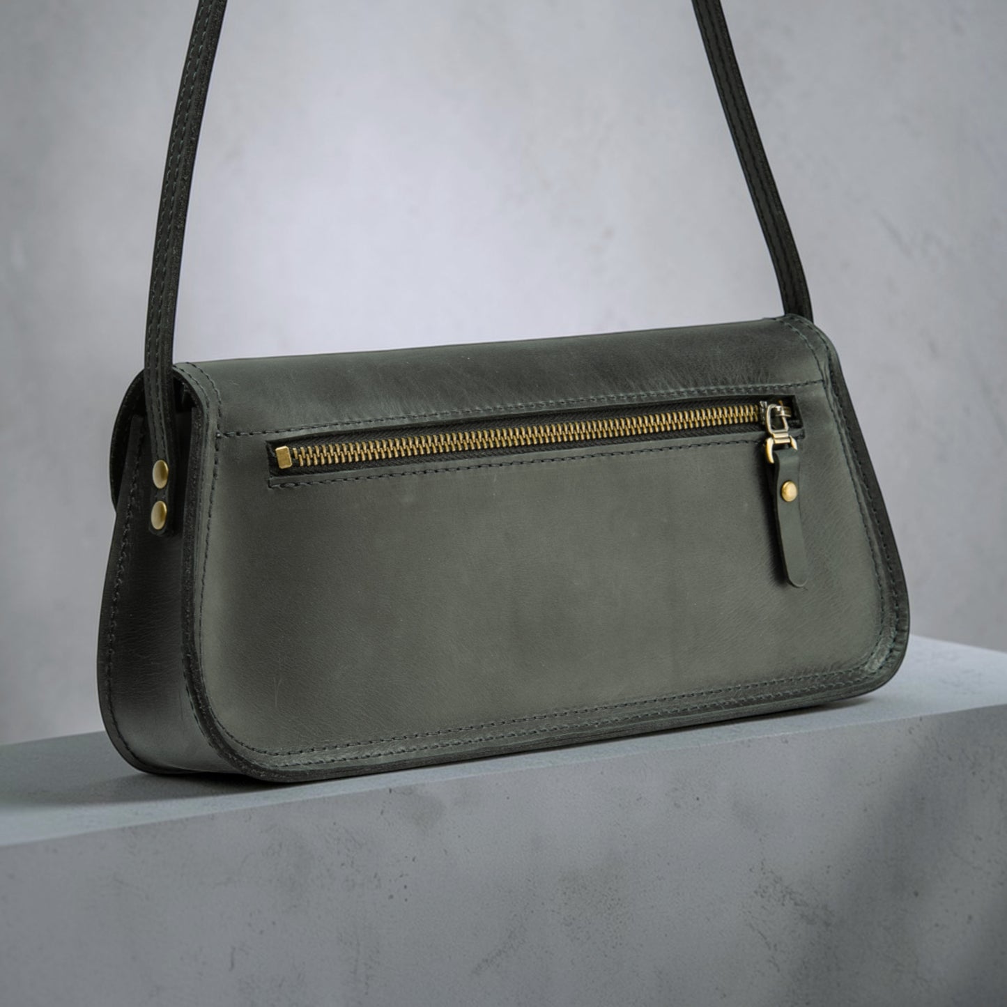 Baguette Tasche für Damen aus Leder mit Überschlag – handgemacht